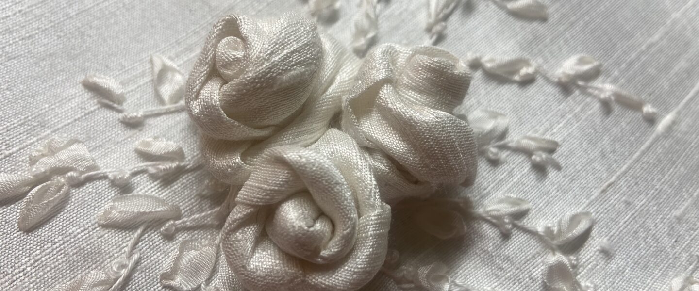 Verschiedene Accessoires mit Seidenrosen