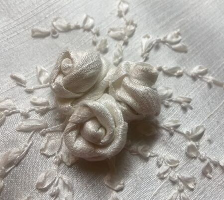 Verschiedene Accessoires mit Seidenrosen