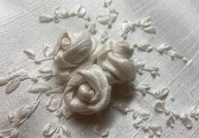 Verschiedene Accessoires mit Seidenrosen